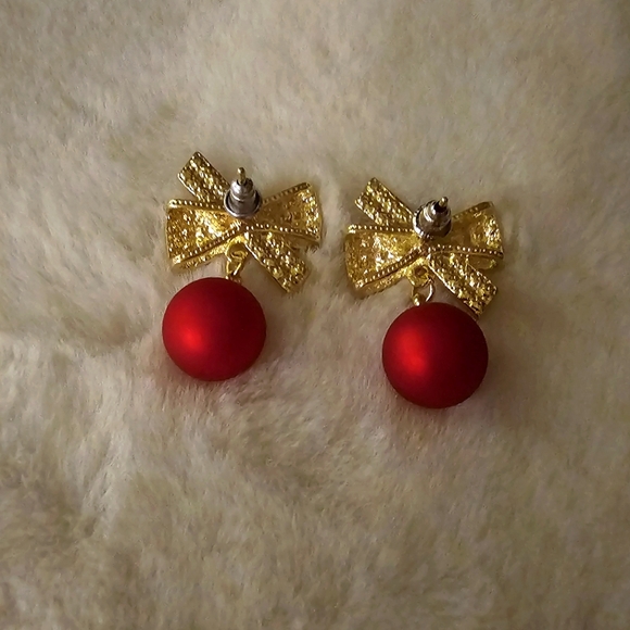 Beautiful 😍 Christmas 🎄 Earrings!! - Picture 2 of 3